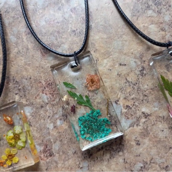 Flower Necklaces - Picture 5 of 6